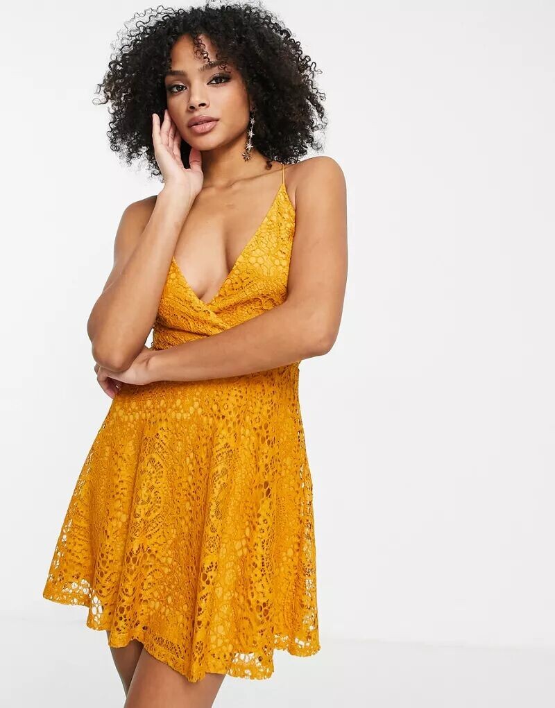 

Горчичное кружевное бальное платье мини с завязками на спине ASOS
