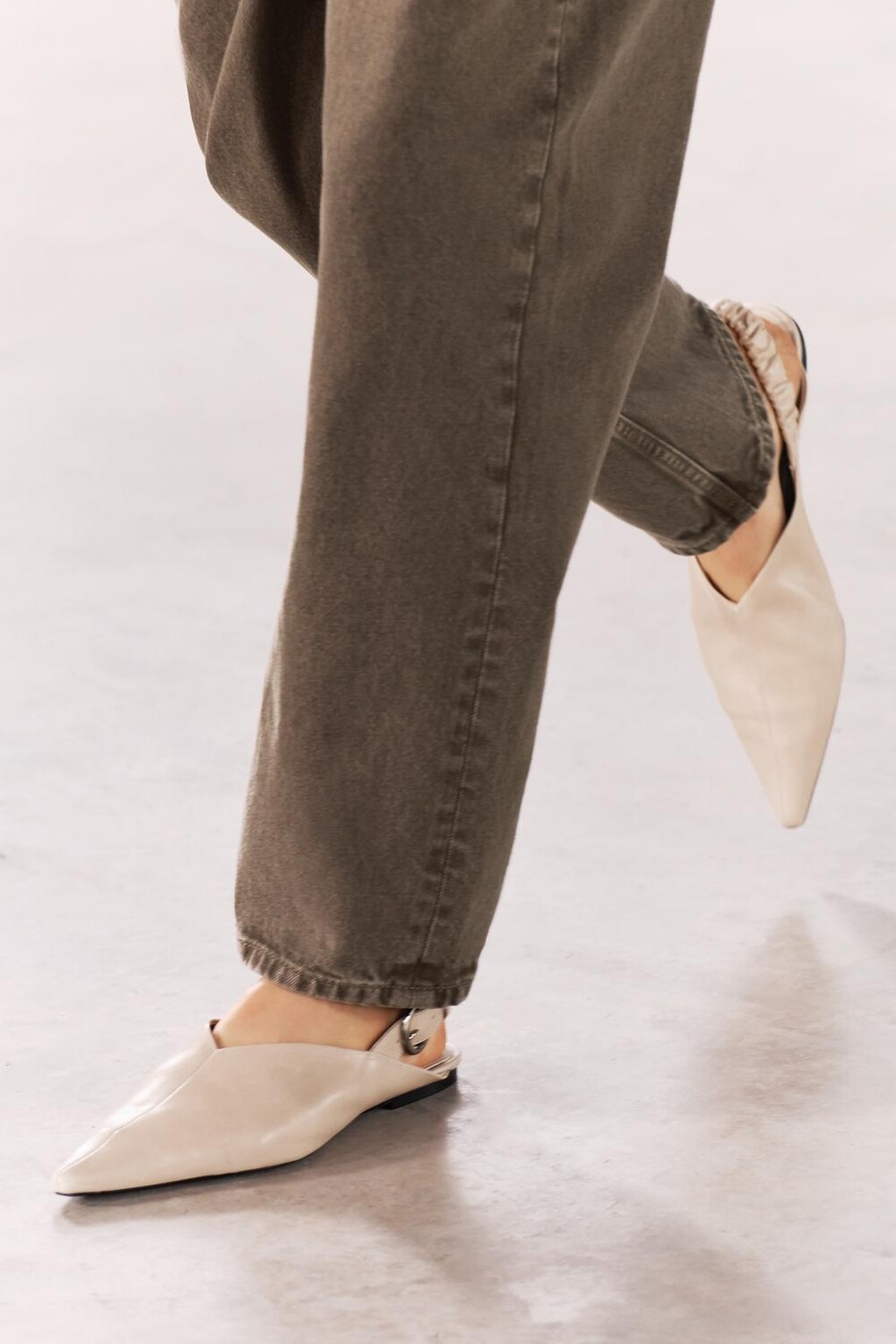 

Туфли из мягкой кожи на плоской спине ZARA, бежевый