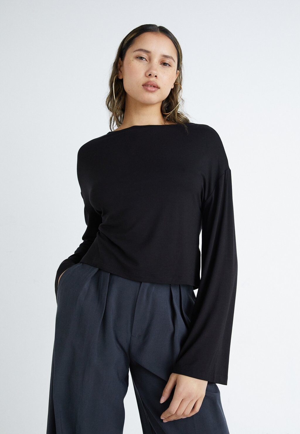 

Футболка с длинным рукавом Long Flare Sleeve Gina Tricot, черный