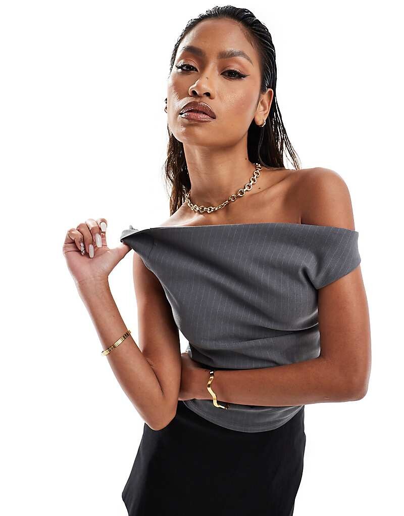 

Серый асимметричный топ с заниженным ремешком и тонкой полоской ASOS DESIGN