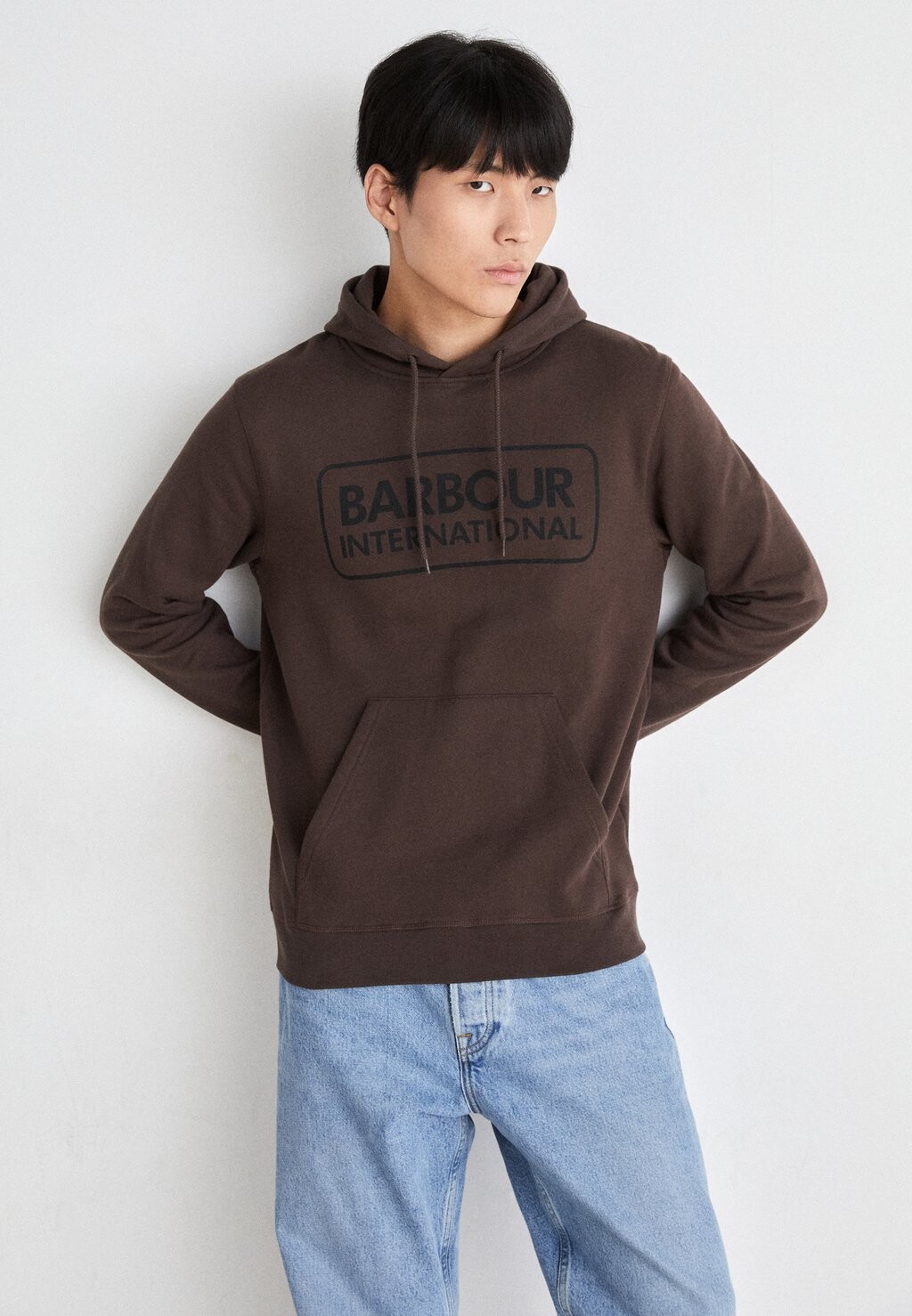 

Худи Barbour International POP OVER HOODIE, цвет bitter chocolate