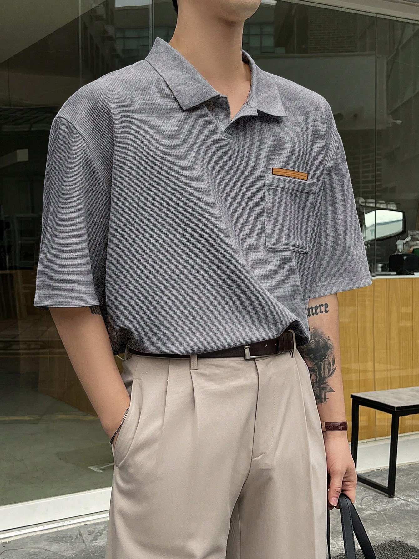 DAZY Мужская текстурированная рубашка-поло с короткими рукавами и карманом, серый