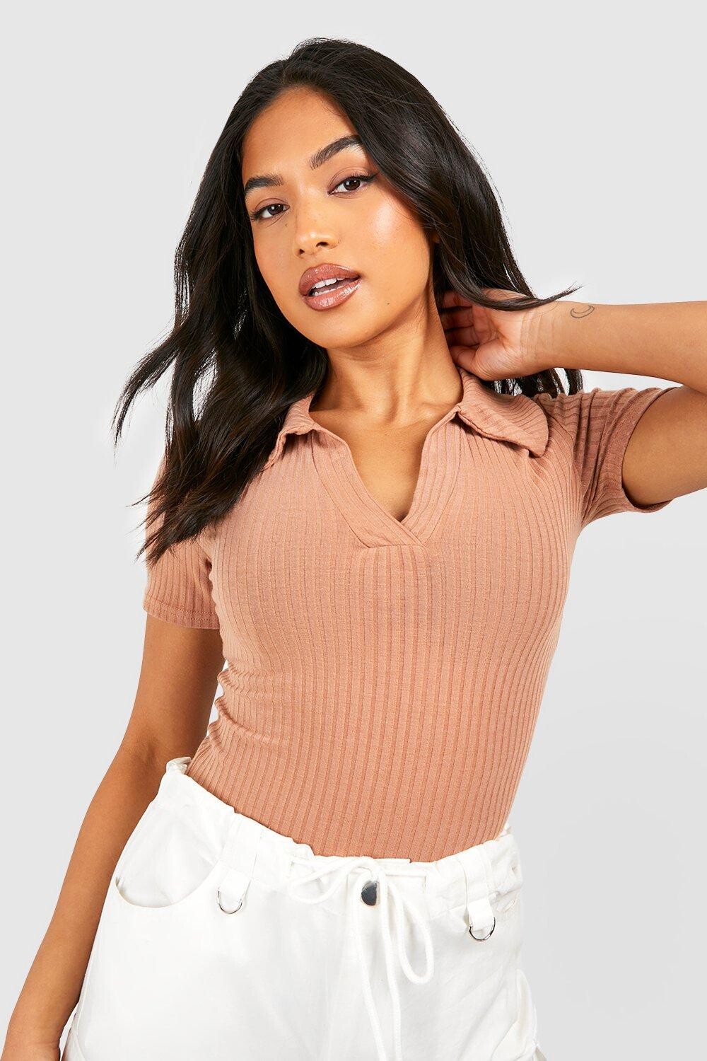 

Трикотажное боди petite soft rib с короткими рукавами и воротником поло Boohoo, серо-коричневый