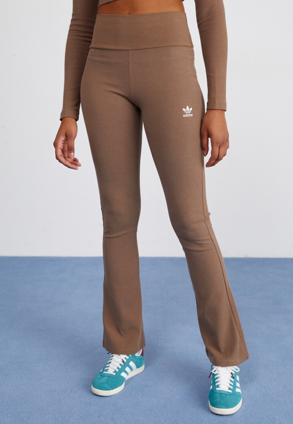 

Леггинсы Essentials Flared adidas Originals, цвет earth strata