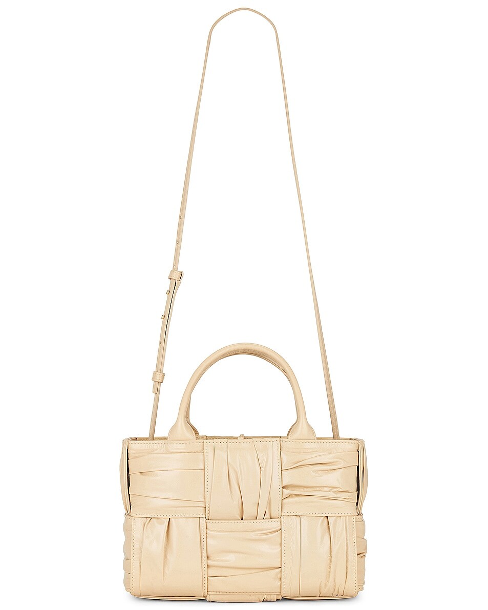 

Сумка через плечо Bottega Veneta Mini Arco Tote, цвет Porridge & M Brass