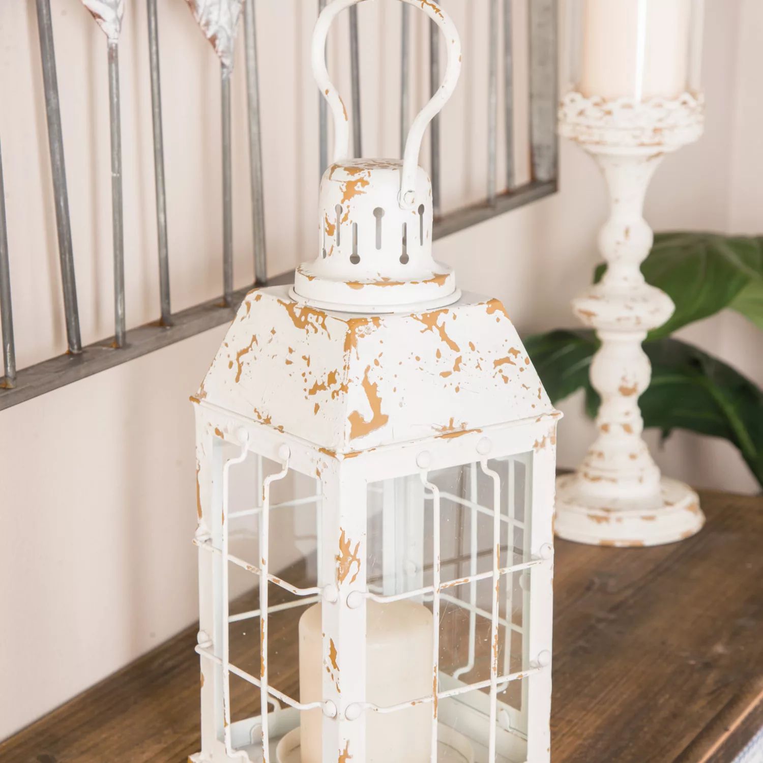 цена Stella & Eve Рустикальный состаренный белый фонарь из железа и стекла для окон и свечей