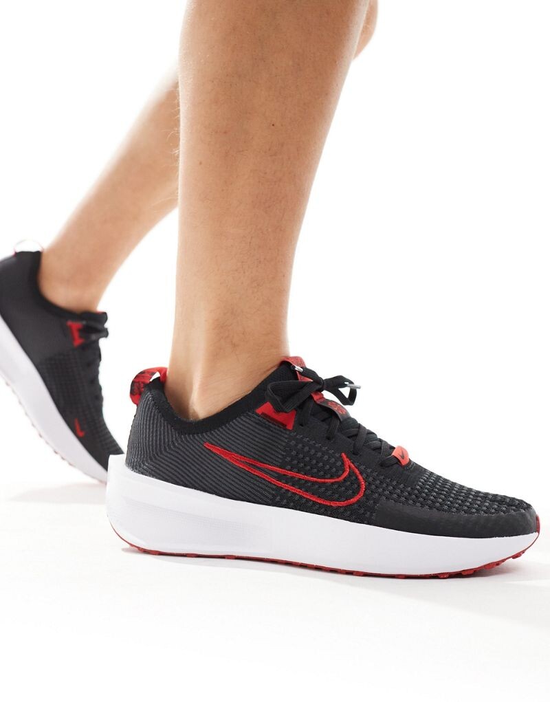 

Черно-красные кроссовки Nike Interact Run