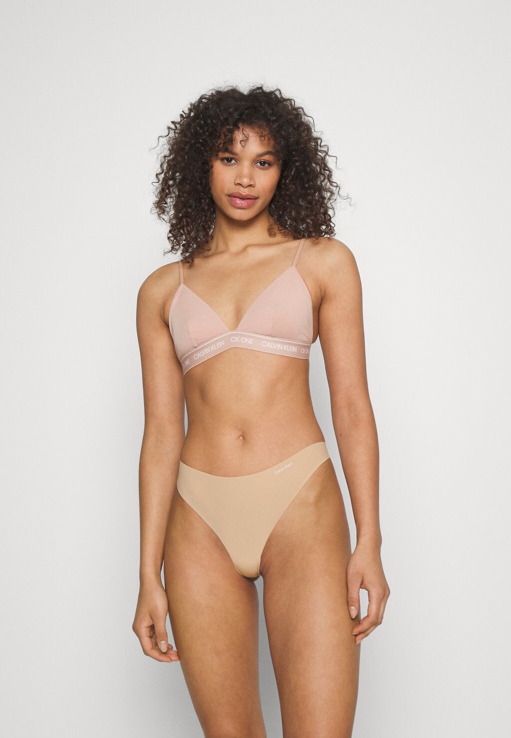 

Стринги Calvin Klein Underwear