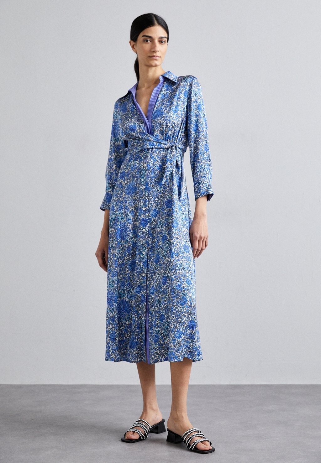 

Платье-рубашка Robe Midi Imprime Fleurs Blues sandro, цвет bleu/blanc