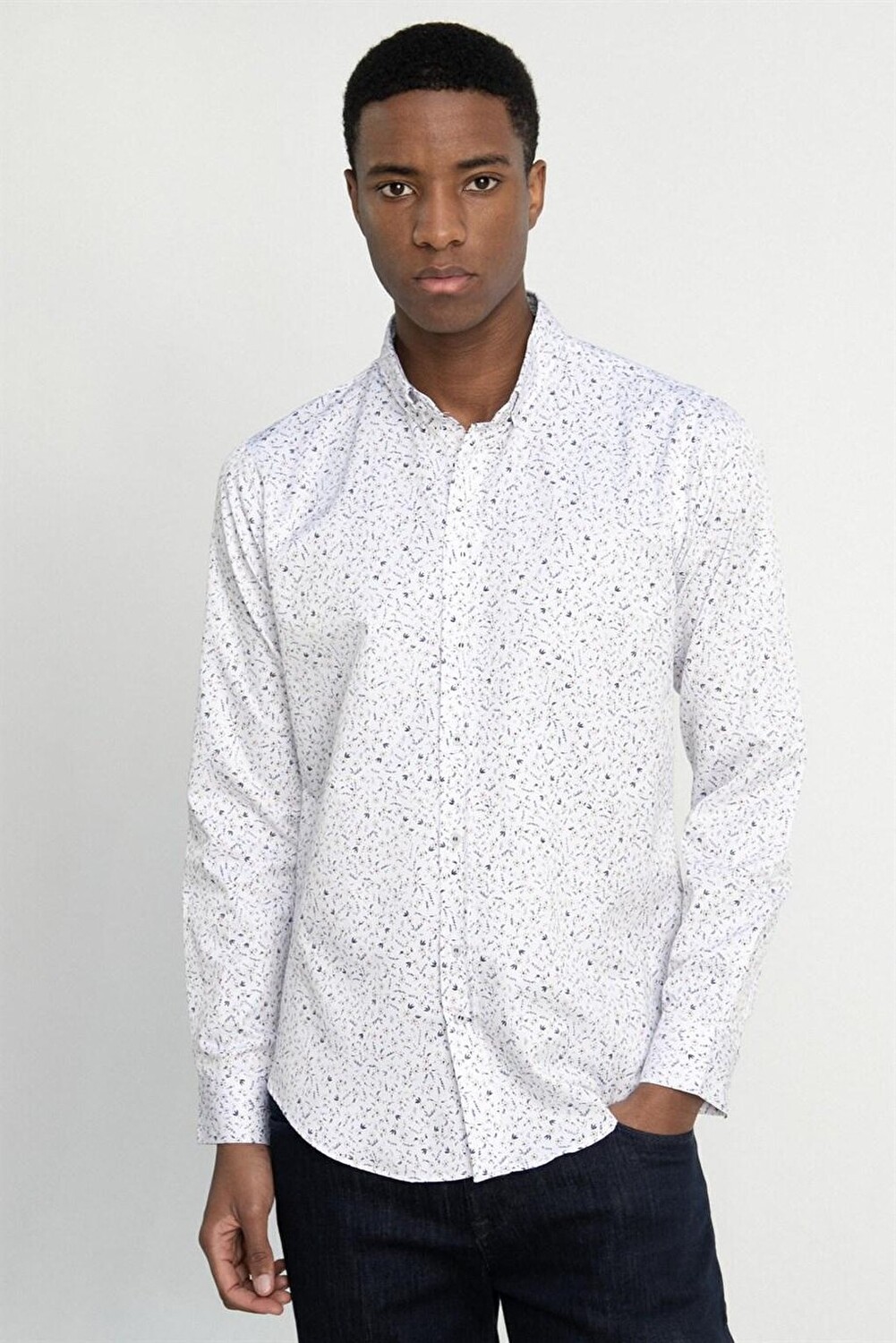 

Приталенная мужская белая рубашка узкого кроя из хлопка, которую легко гладить с рисунком TUDORS