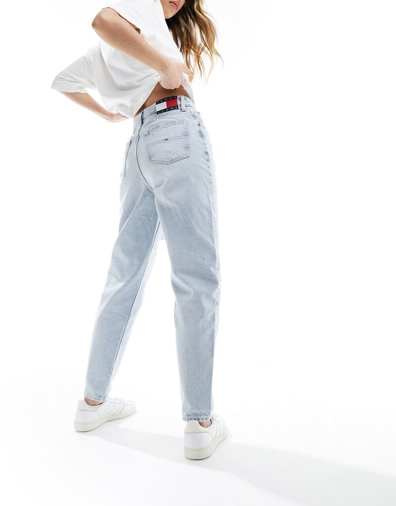 

Светлые зауженные джинсы Mommy Jeans с очень высокой посадкой