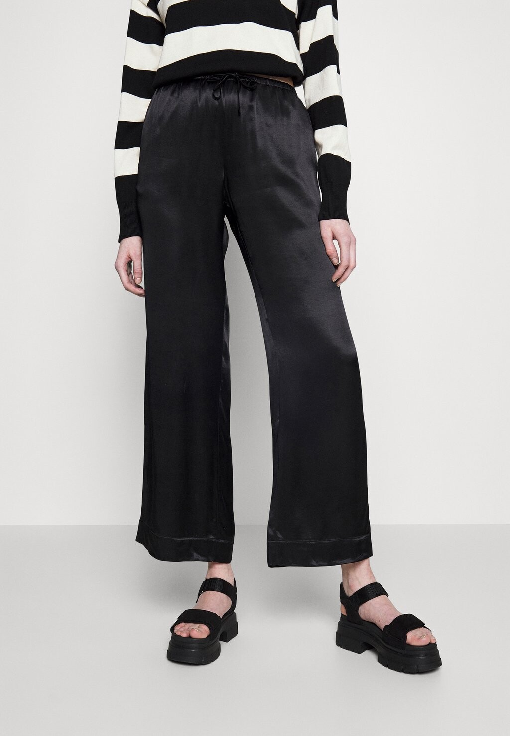 

Брюки Gina Tricot, черный