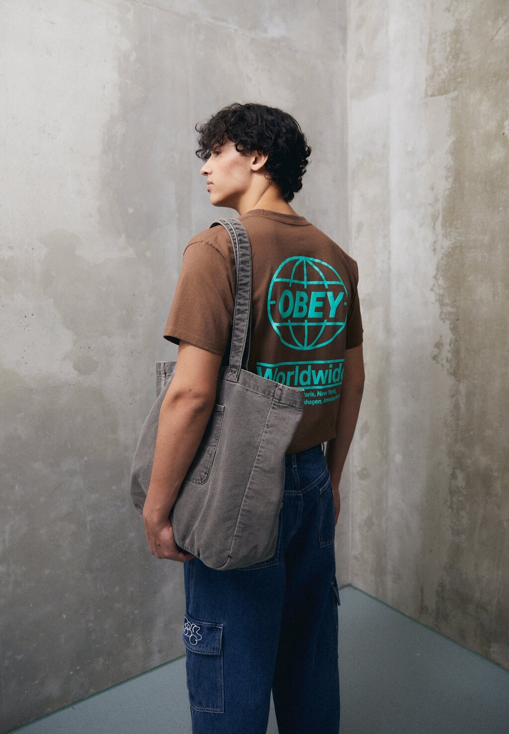 

Футболка с принтом Obey Clothing, коричневый