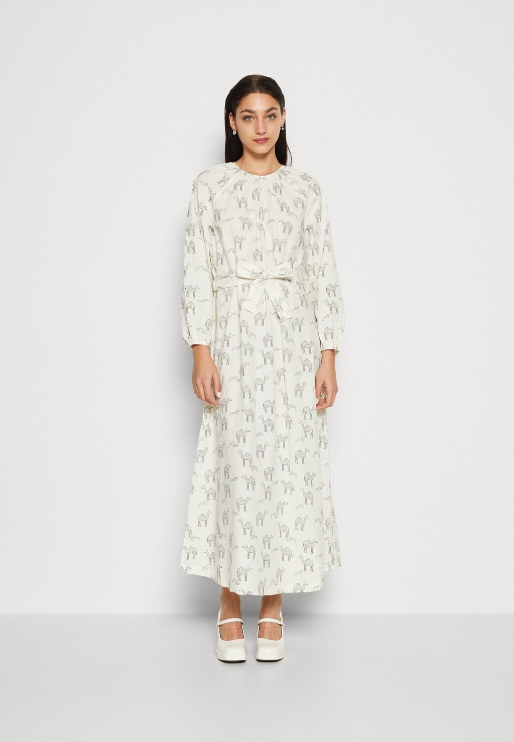 

Длинное платье Monki