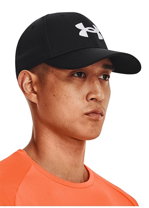 

Черная мужская шапка Under Armour