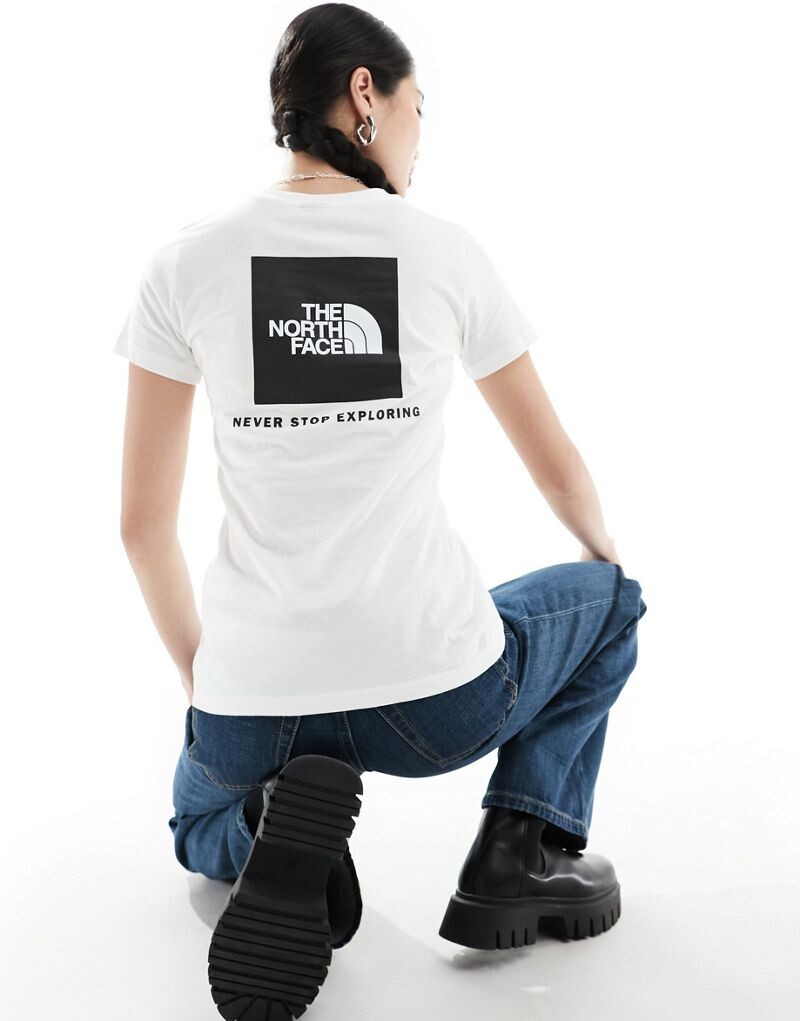 

Белая футболка с принтом на спине The North Face Redbox