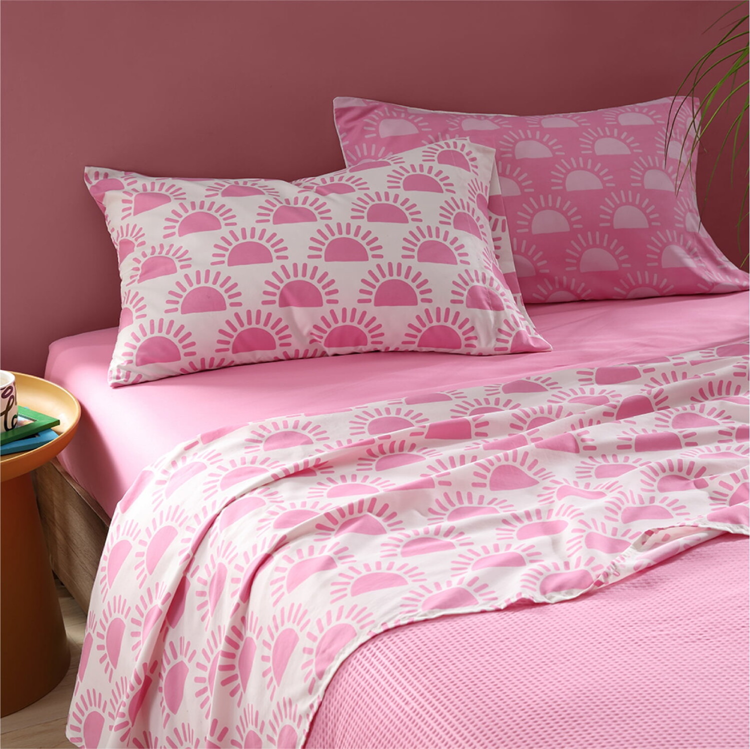 

Комплект постельного белья Urban Shop Mix and Match Pink Sunburst, розовый