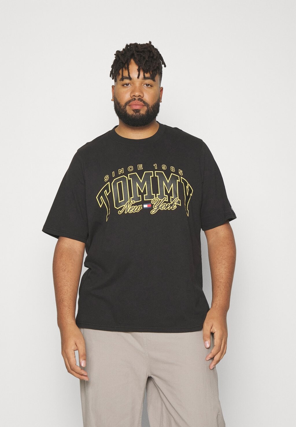 

Футболка с принтом LUXE VARSITY Tommy Jeans Plus, черный