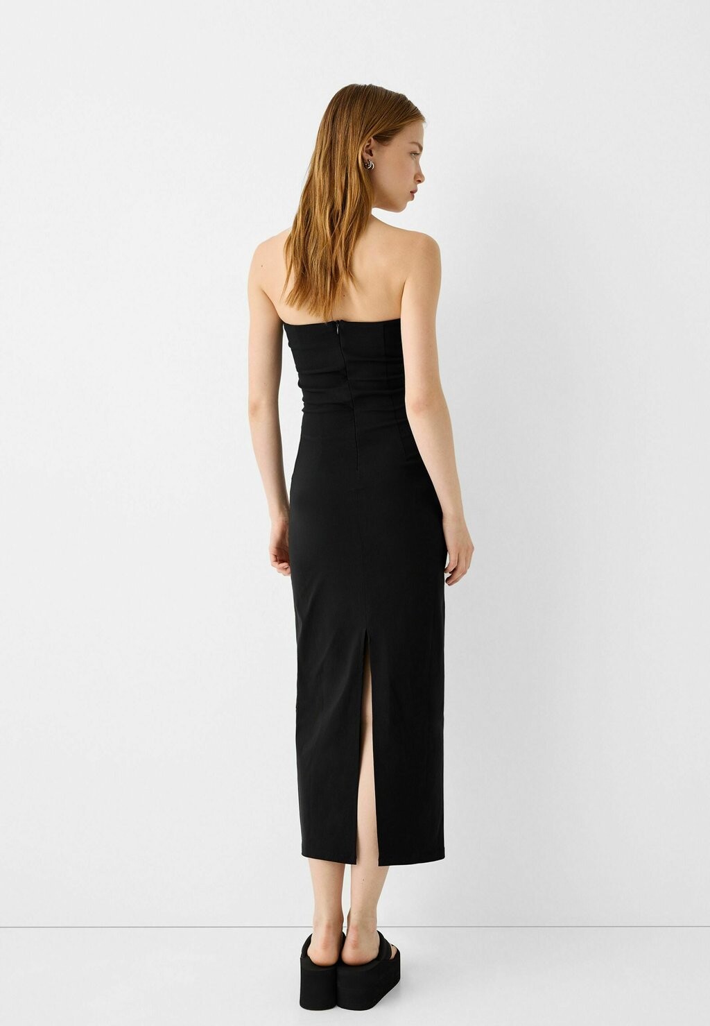 

Платье-футляр BANDEAU MIDI Bershka, черный