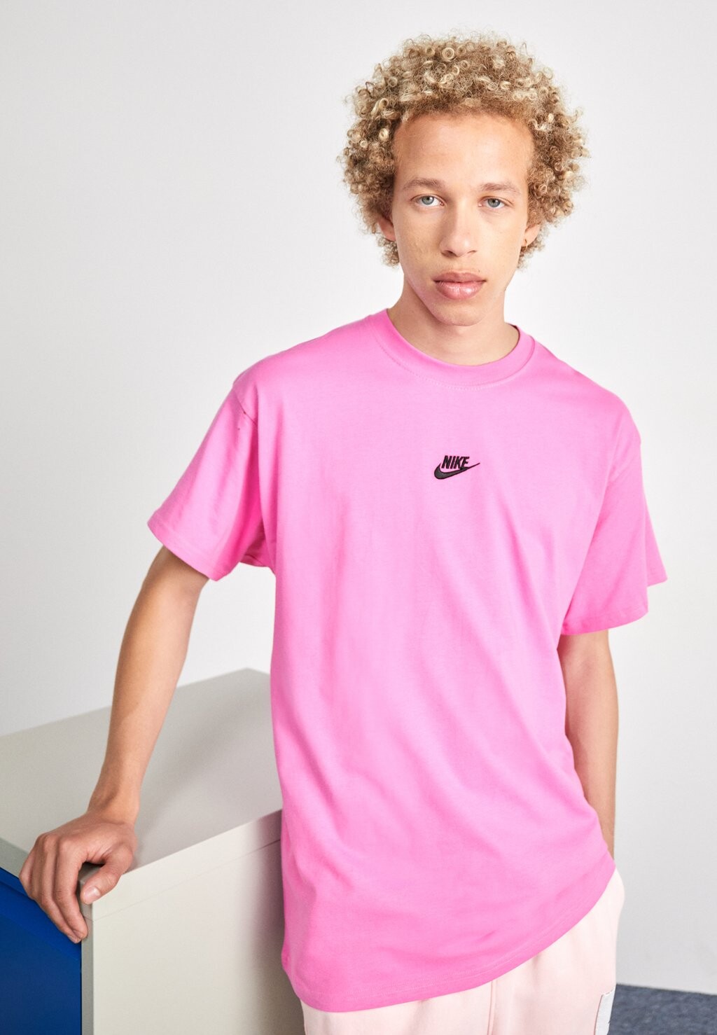 

Базовая футболка CLUB TEE Nike, игривый розовый/черный