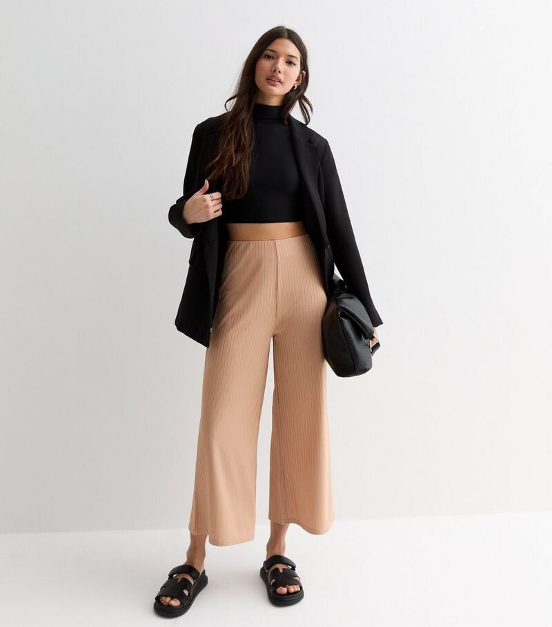 

Укороченные широкие брюки из джерси в рубчик с камнями New Look, светло-серый