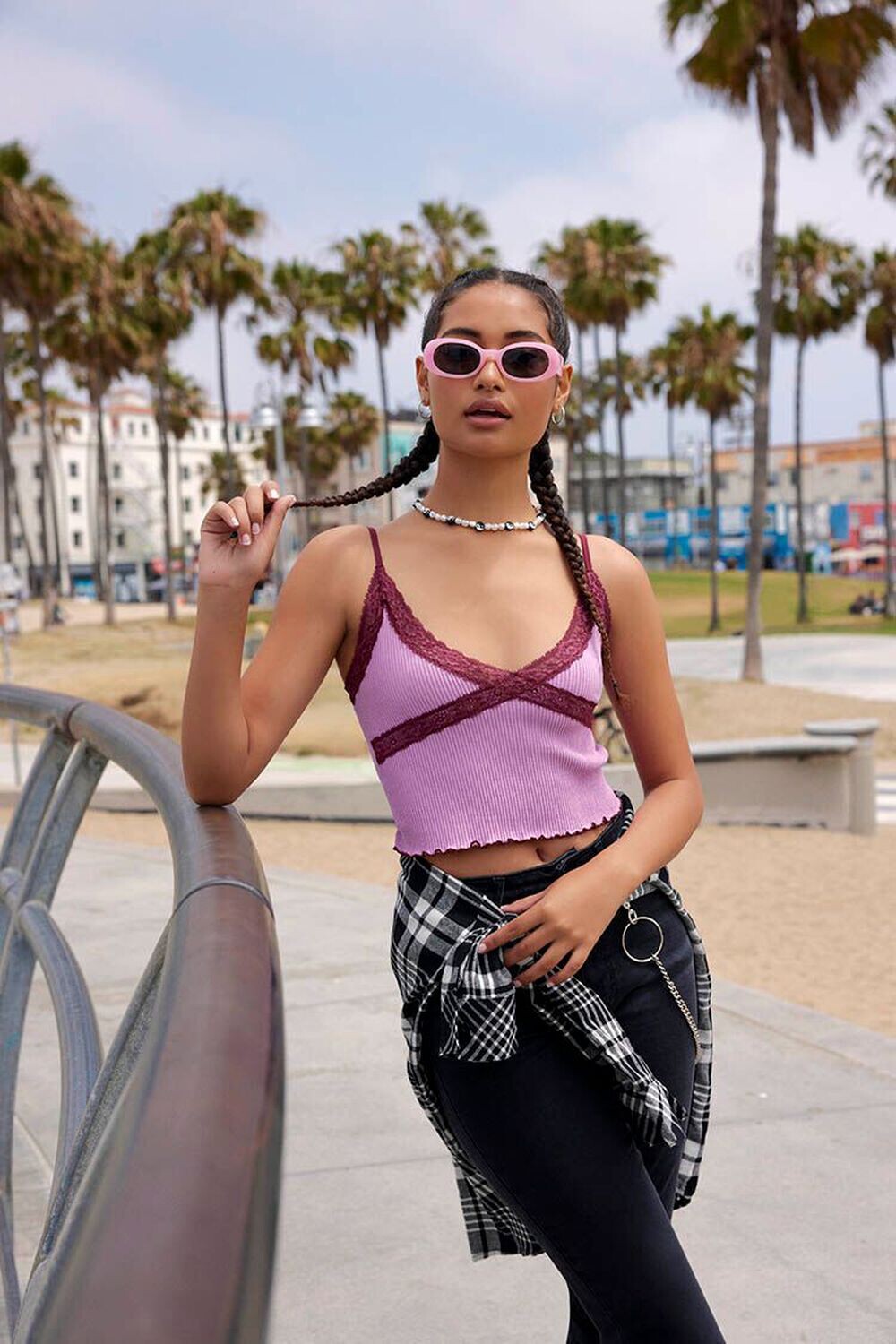 

Майка с кружевной отделкой и салатовым краем Forever 21, розовый
