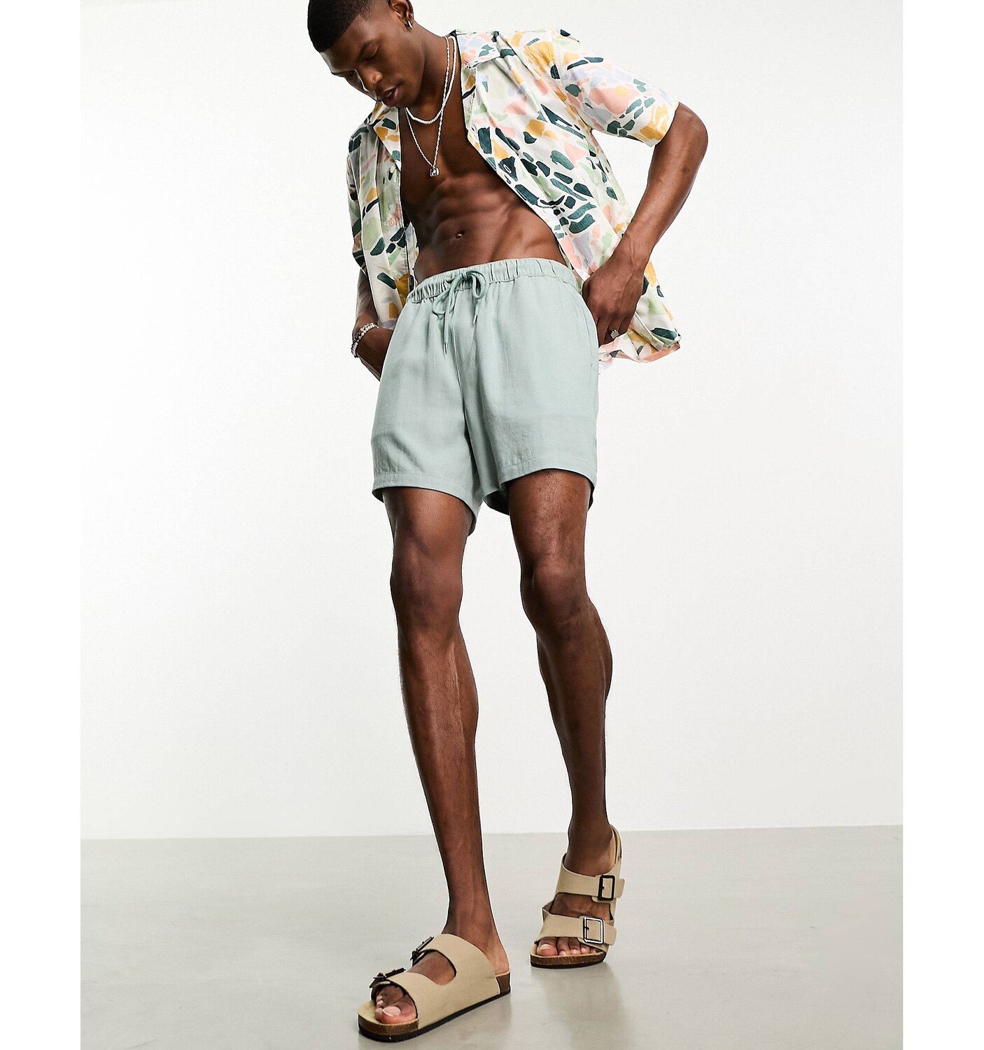 

Укороченные узкие шорты из смеси льна ASOS DESIGN голубого цвета
