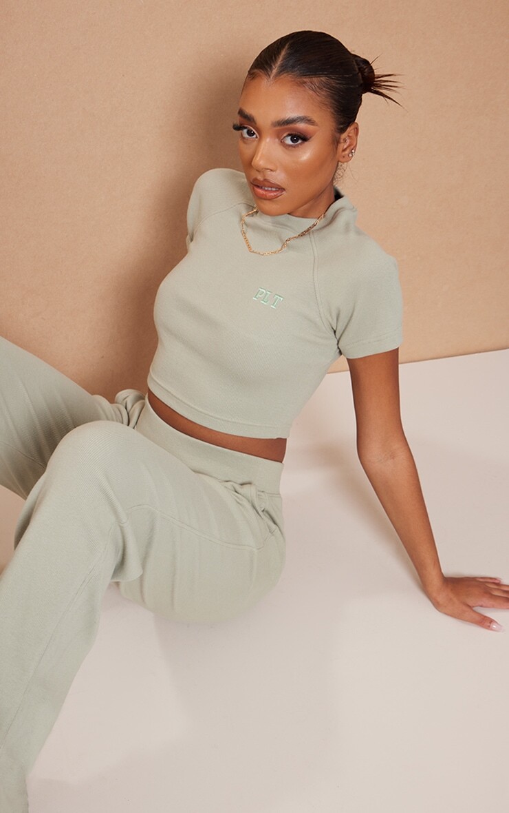 

PrettyLittleThing Укороченная футболка в рубчик с вышивкой цвета хаки Sage