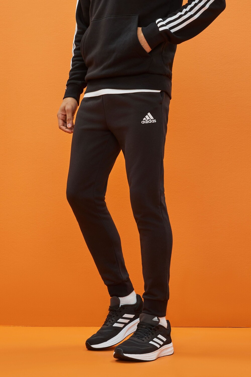 

Sportswear Essentials стандартного кроя с зауженными штанинами adidas, черный