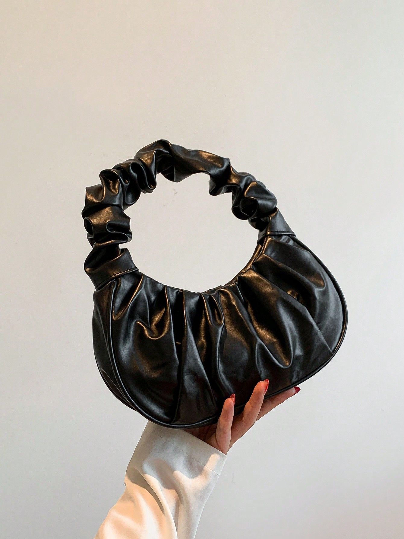 Мягкая дизайнерская сумка Puffy Down Cloud со складками, черный