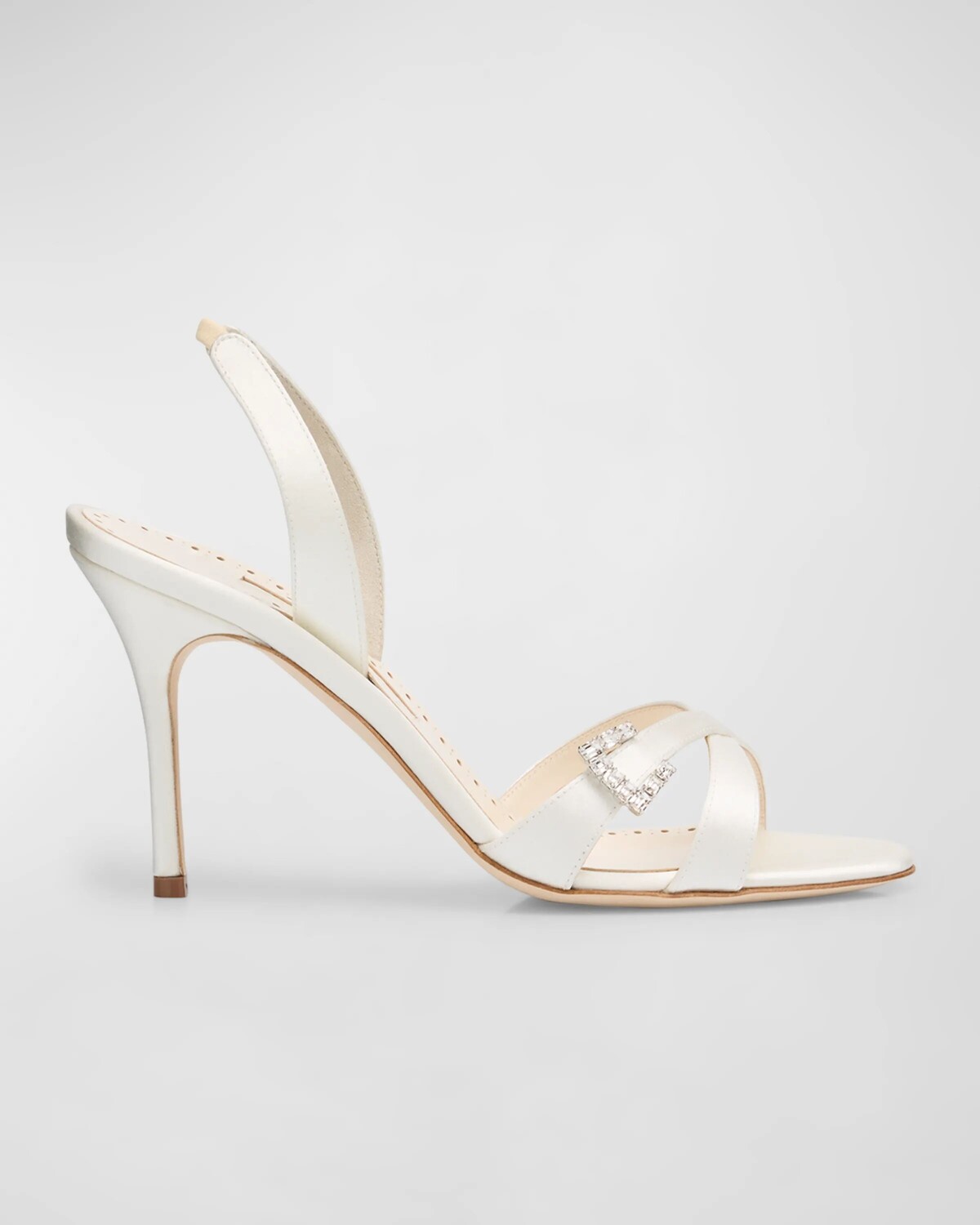 

Атласные босоножки с ремешком на пятке и пряжкой Manolo Blahnik, цвет Cream