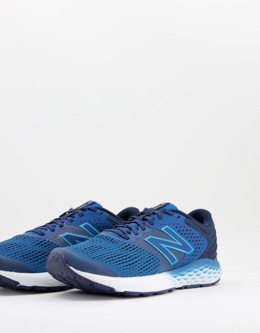 

Синие и черные кроссовки New Balance Running 520 v7