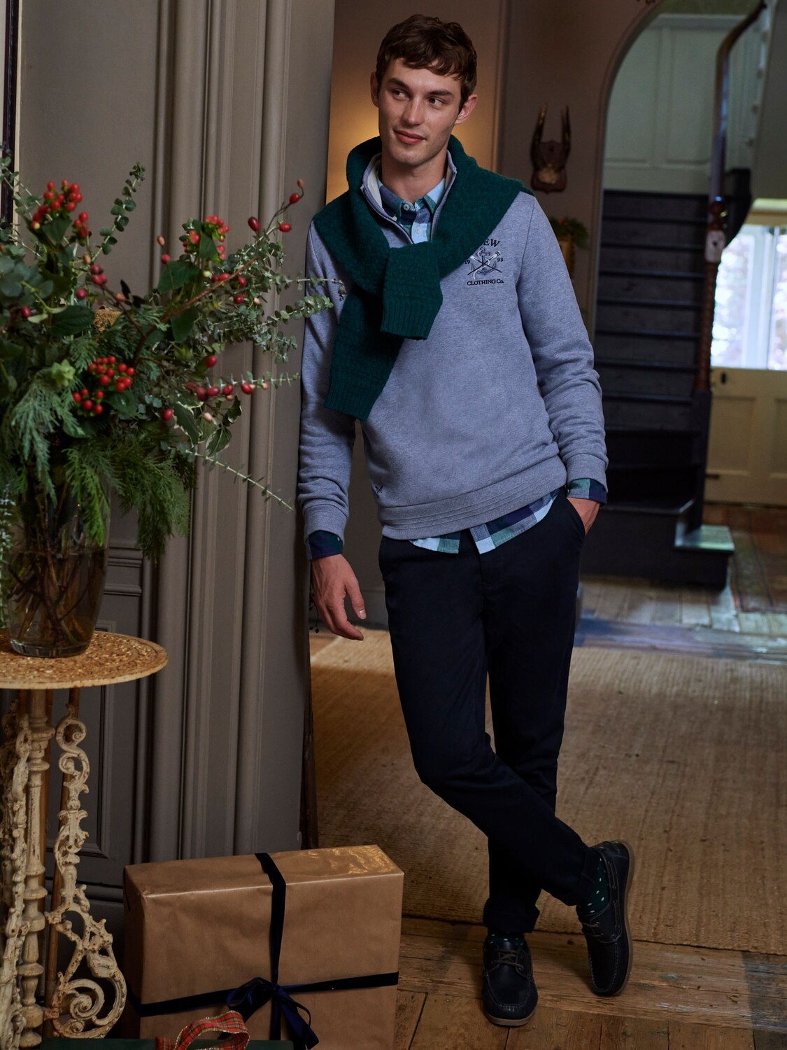

Джемпер с полумолнией и графическим рисунком Crew Clothing, светло-синий