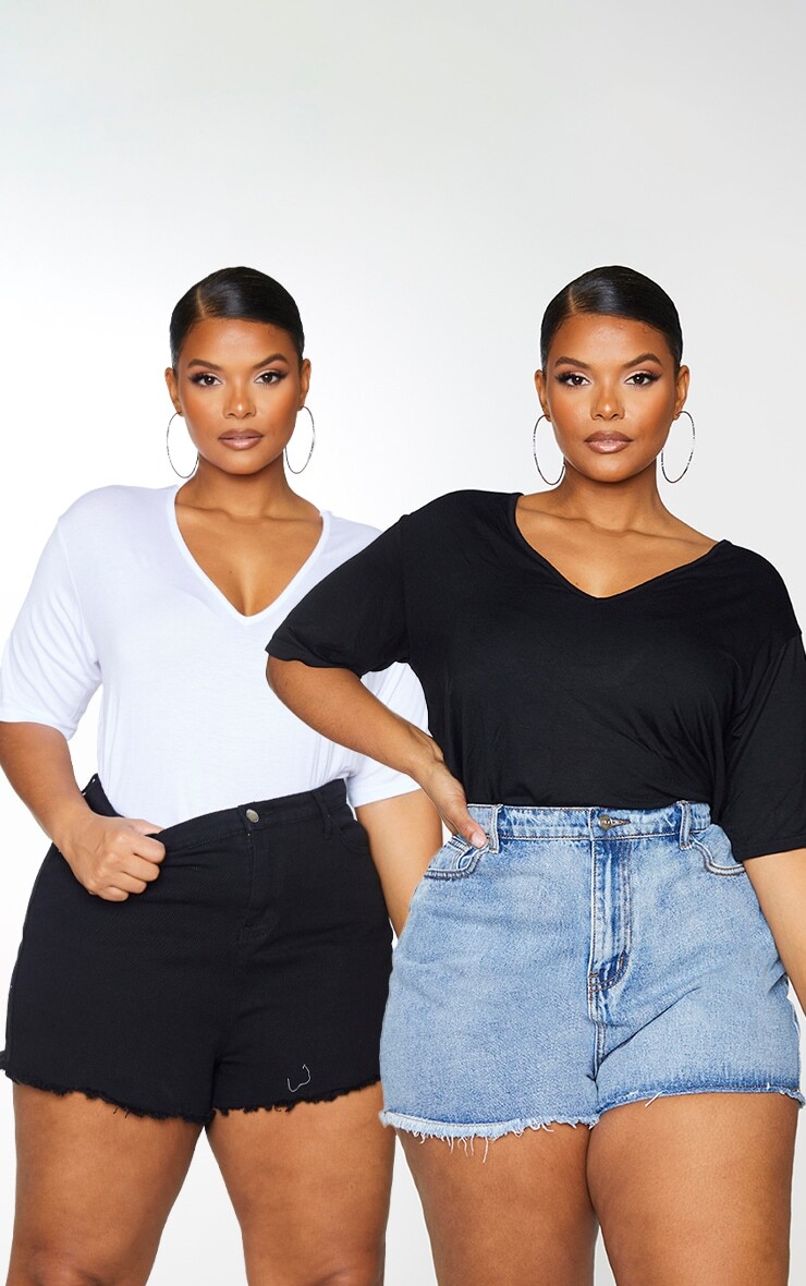 

PrettyLittleThing Комплект базовых черно-белых футболок с v-образным вырезом Plus (2 шт.)