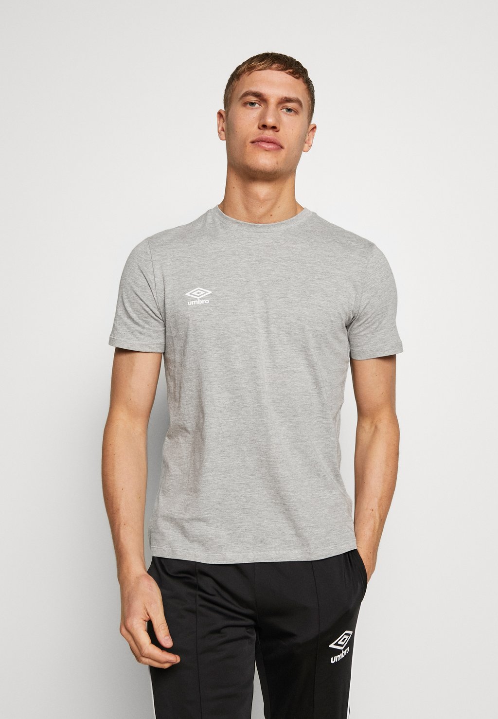 

Базовая футболка SMALL LOGO TEE Umbro, цвет grey marl