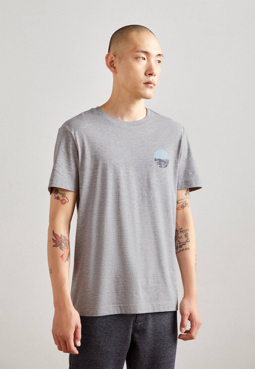 

Футболка с принтом Esprit, серый