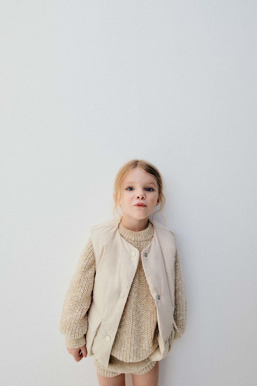 

Пуховый жилет ZARA, камень