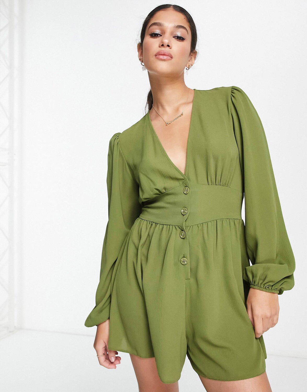 

Комбинезон цвета хаки с глубоким вырезом и пышными рукавами ASOS DESIGN