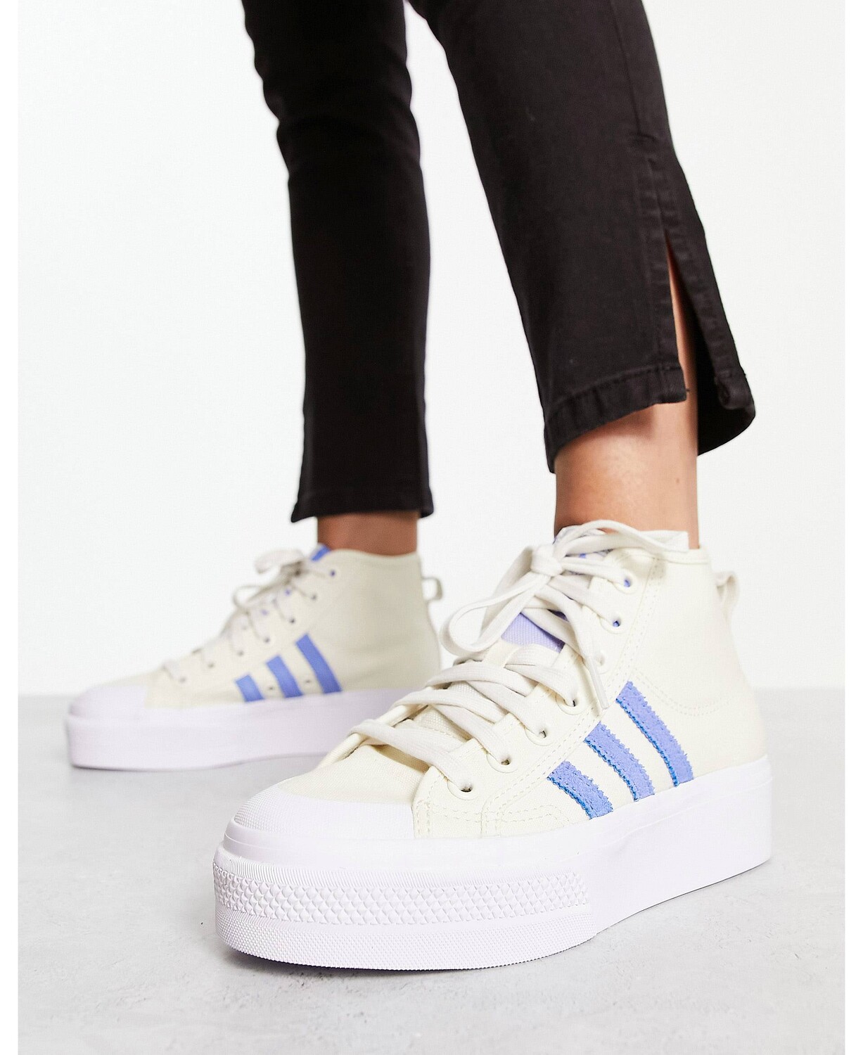 

Бело-голубые кроссовки adidas Originals Nizza на платформе