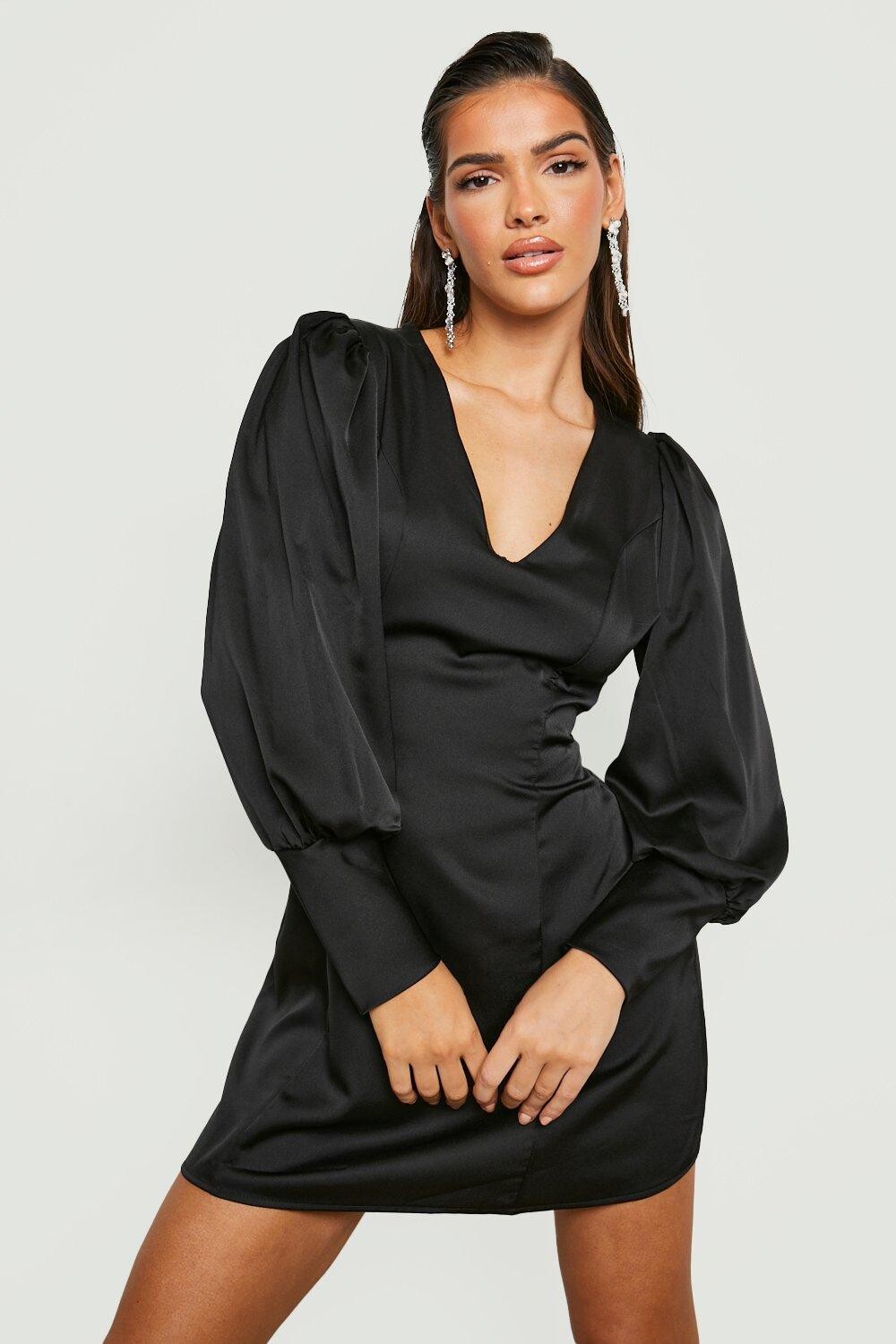 

Платье из атласа с пуховыми рукавами Boohoo, черный