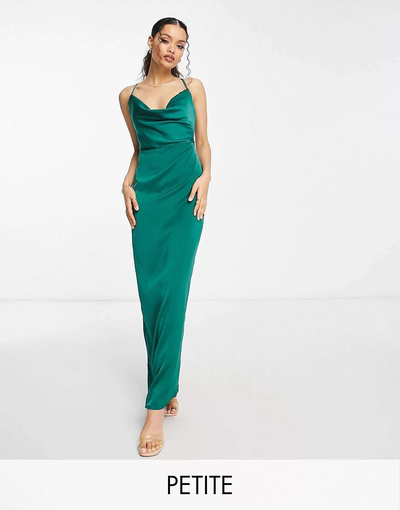 цена Изумрудно-зеленое атласное платье макси для выпускного с воротником-хомутом NaaNaa