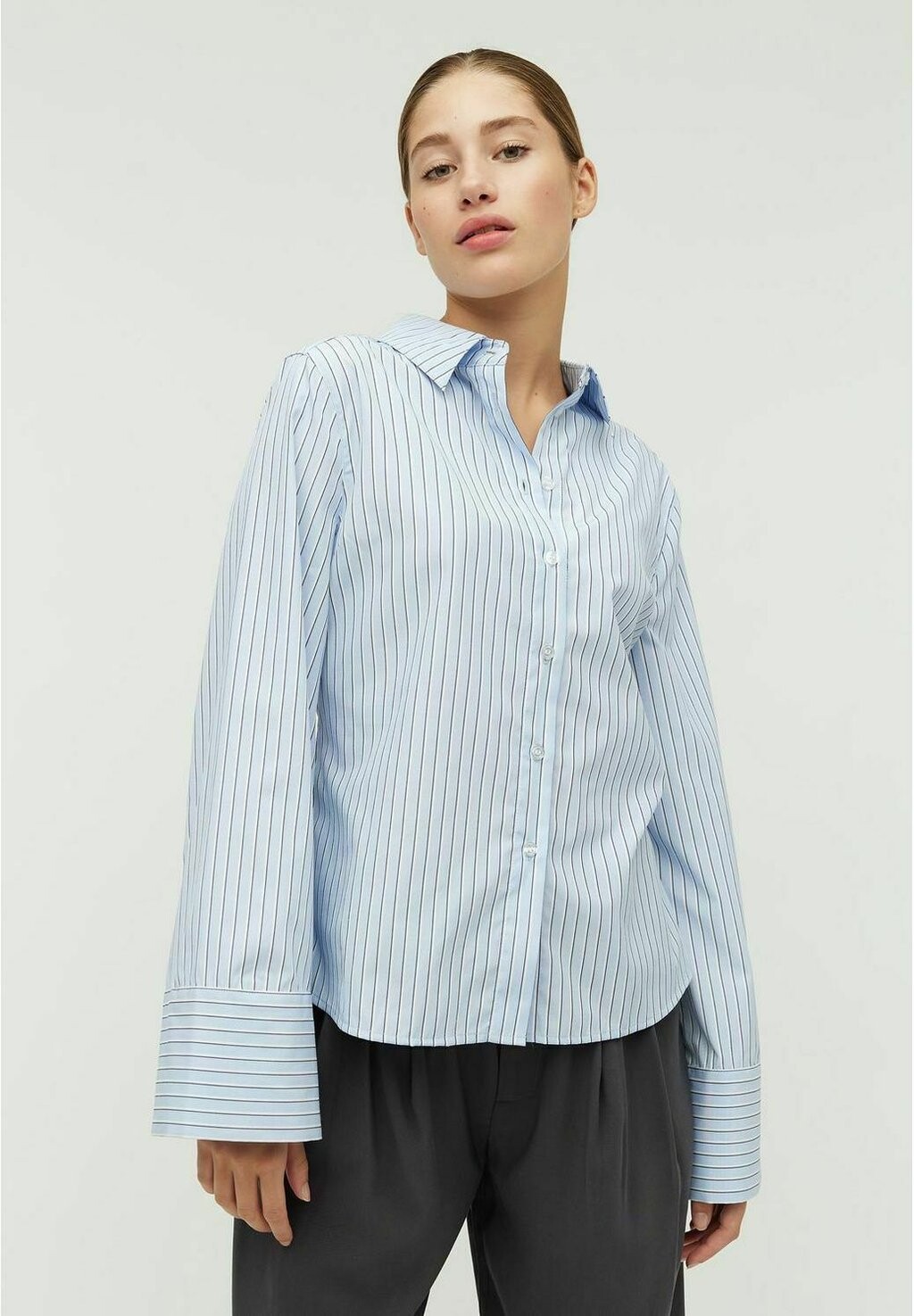 

Рубашка mbyM КАЛОНИ-М, цвет blue navy stripe