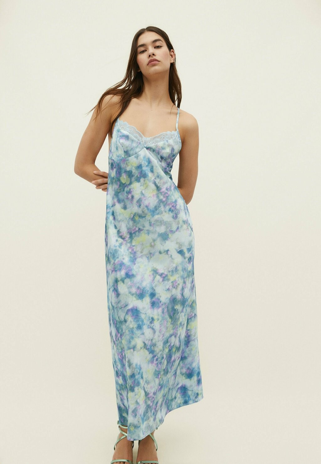 

Длинное платье Stradivarius, синий