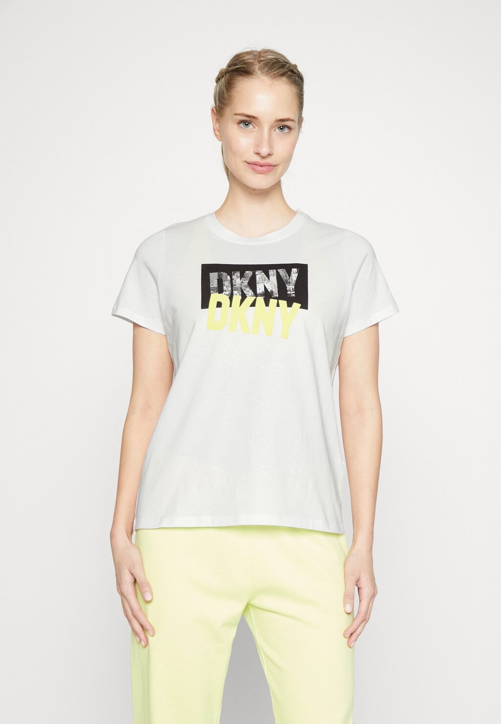 

Футболка с принтом DKNY