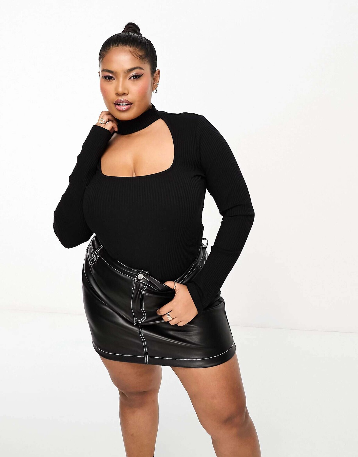 

Черное боди с воротником-чокером и длинными рукавами ASOS Curve