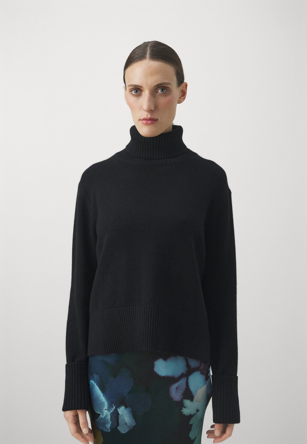 

Свитер РОЛЛНЕК FTC Cashmere, безлунная ночь