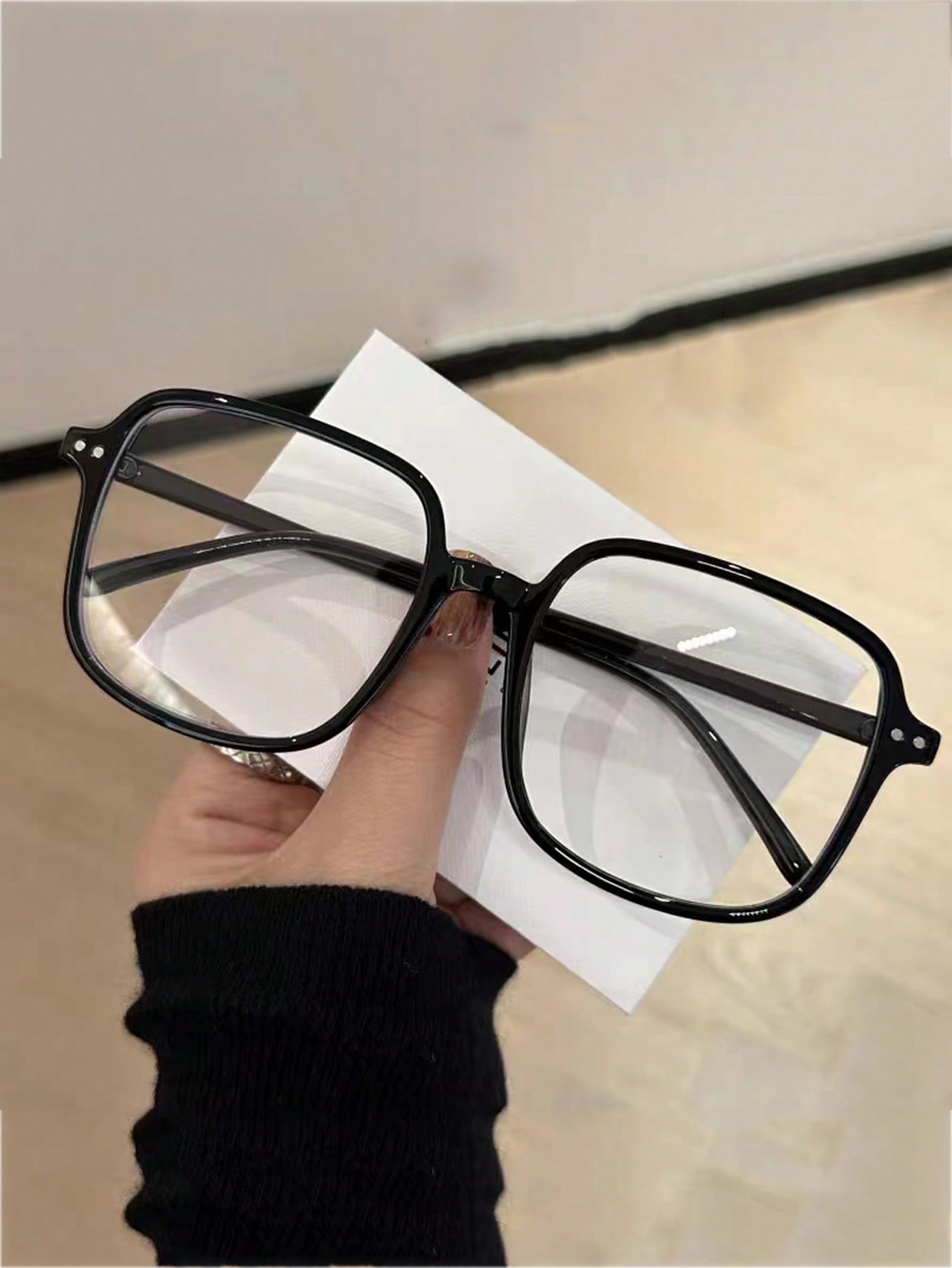 Прозрачные очки в большой оправе для женщин