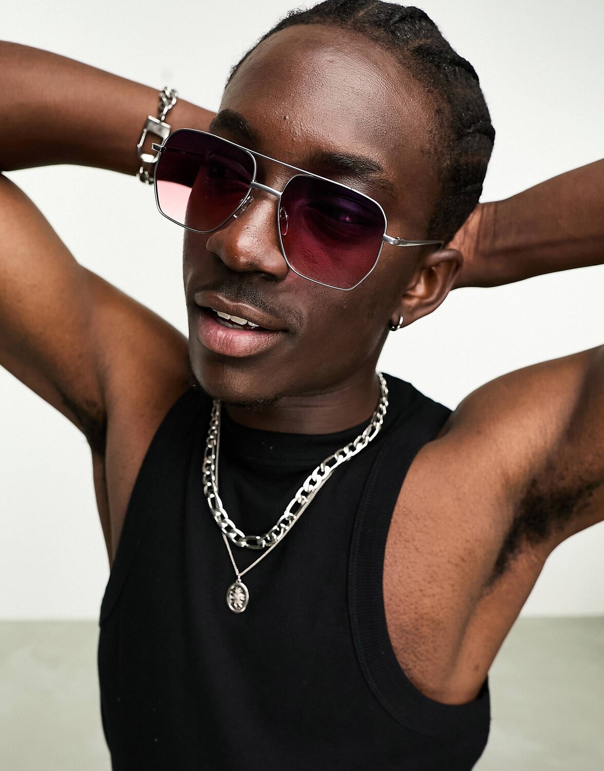 

Серебристые солнцезащитные очки-авиаторы ASOS DESIGN с фиолетовыми градиентными линзами