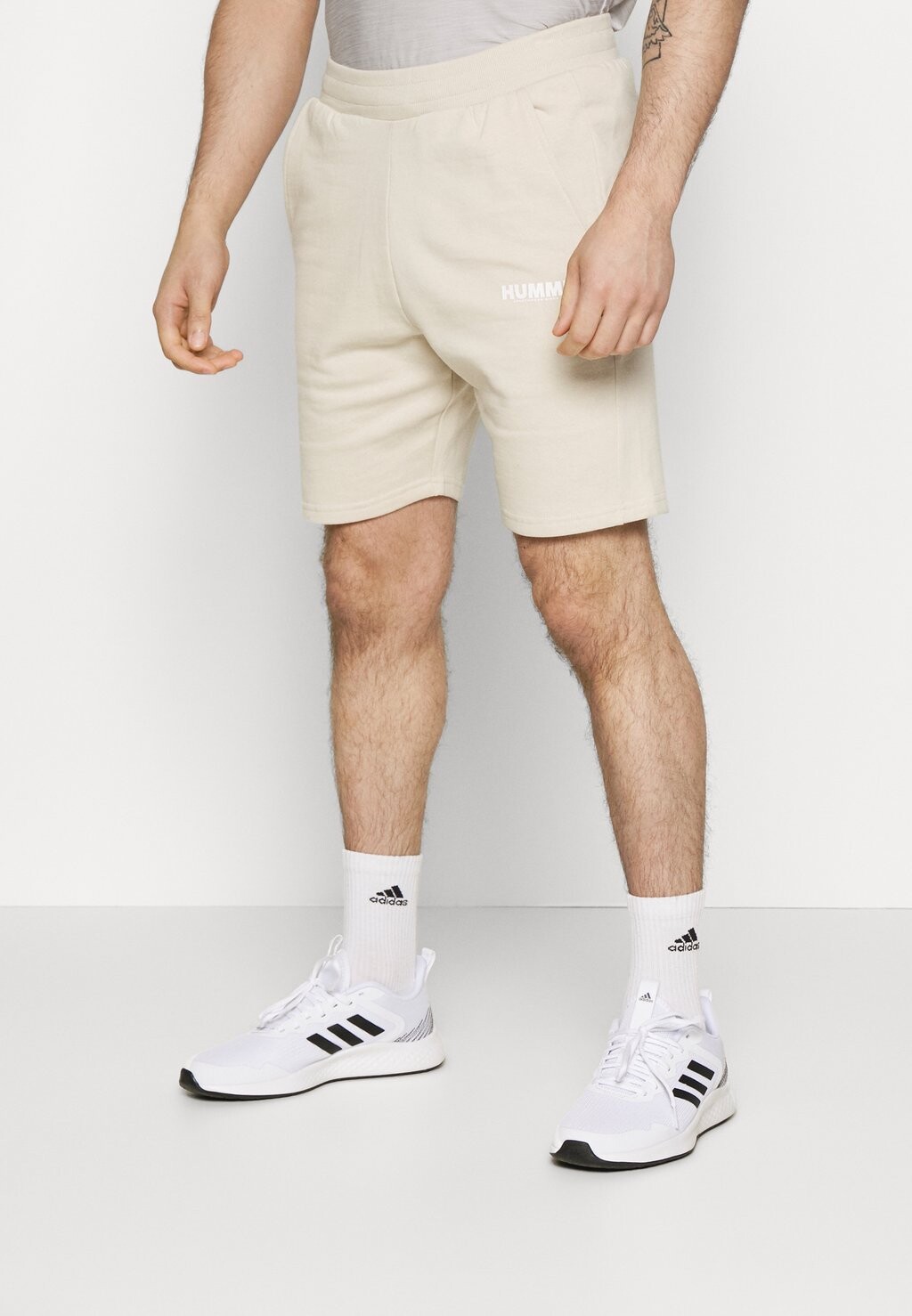 

Спортивные шорты Hummel
