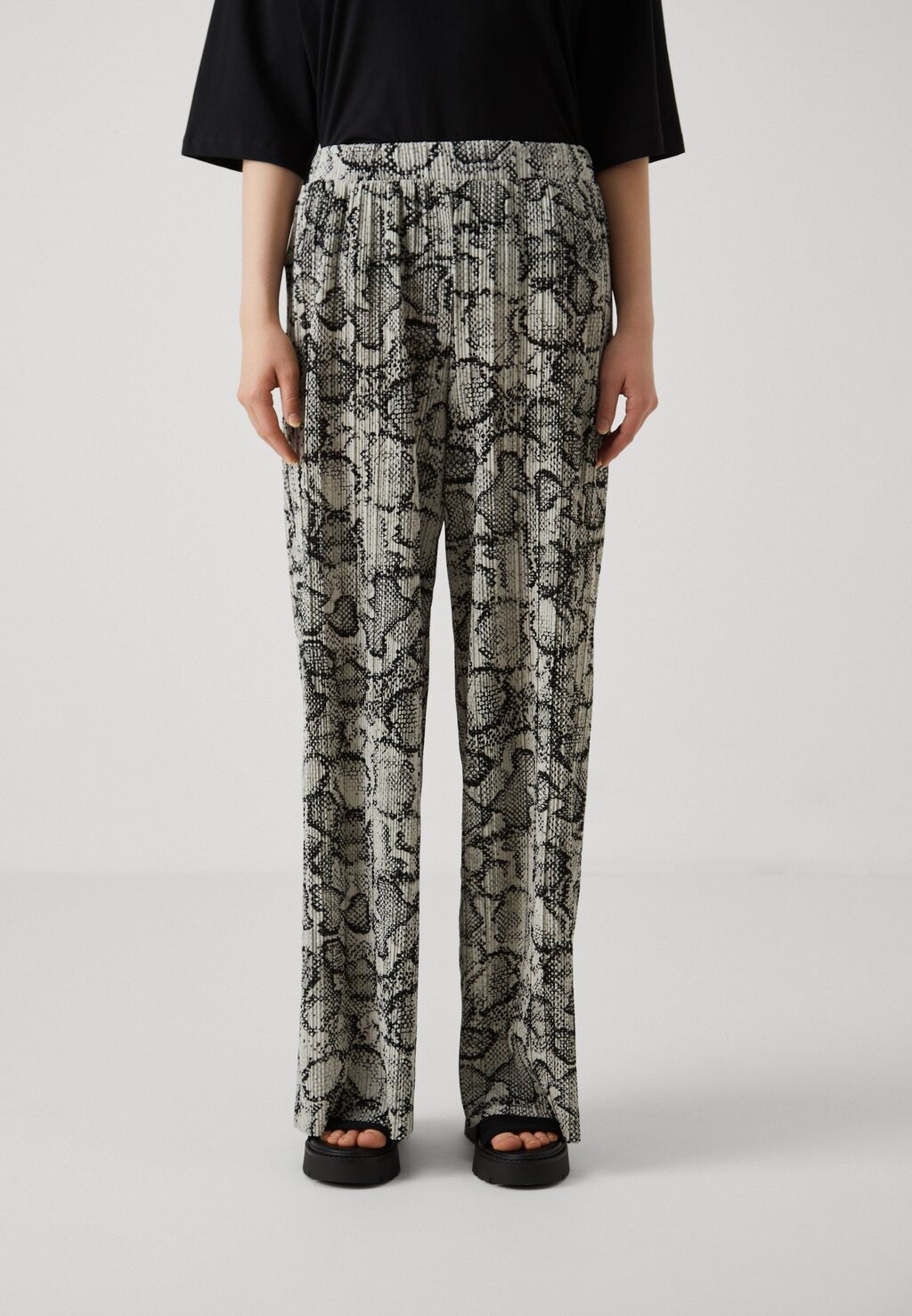 

Брюки VMAURORA SNAKE WIDE Vero Moda, цвет black